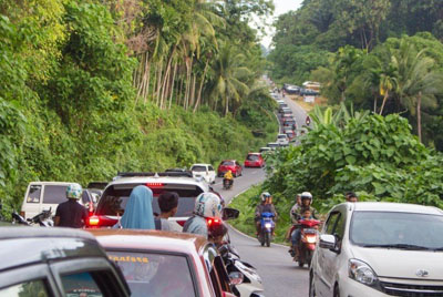 Padat Pengunjung, Kawasan Pantai Air Manis Padang Sempat Ditutup